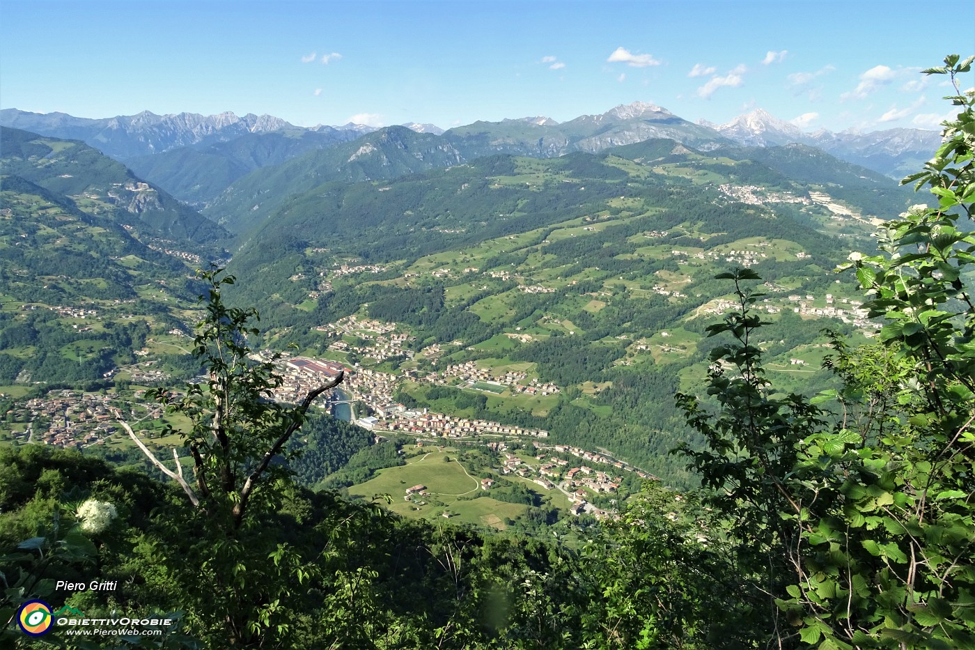 90 Dalla cima del Monte Molinasco (Ronco) vista panoramica sulla conca di S. Giovanni Bianco.JPG -                                